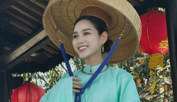 Video: Đỗ Thị Hà đầy lạ lẫm với đồ 'cổ', khoe vẻ đẹp dịu dàng khi hóa phụ nữ Việt xưa