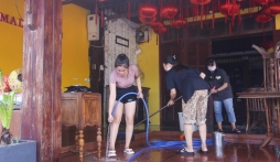 Hội An: Du khách cùng người dân tất bật dọn dẹp bùn non, rác thải sau bão Noru