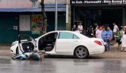 Xe Wave tông gãy cửa Mercedes S400 của nữ tài xế ở Thái Nguyên