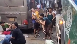 Nghệ An: Ô tô chở công nhân đi làm va chạm với xe đầu kéo, 20 người nhập viện