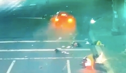 Video: 'Ma men' lái ô tô húc văng 3 xe máy đang dừng đèn đỏ