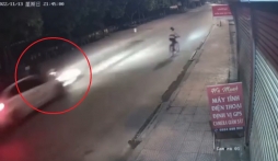 Video: Đạp xe thể dục buổi tối cùng vợ, người chồng bị ô tô tông bay cả chục mét