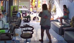 Video: Thằn lằn hoang bất ngờ chạy vào tiệm làm tóc khiến nhiều khách nữ hoảng sợ