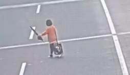 Video: Đi bộ như mơ ngủ qua cao tốc Nội Bài - Lào Cai, người phụ nữ bị ô tô húc bay ra xa