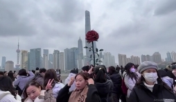 Video: Mô hình hoa hồng khổng lồ thu hút nhiều người chụp ảnh dịp Valentine