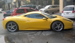 Siêu xe Ferrari 458 Italia bị 'bỏ quên' ở Hà Nội, phủ bụi dày đặc?