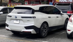 BMW iX đầu tiên lăn bánh tại Hà Nội, SUV điện có điểm chung lớn với mẫu xe VF 8     