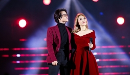 Khoảnh khắc Hà Anh Tuấn - Mỹ Tâm nắm chặt tay thổn thức trên sân khấu