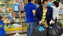 Khẩu trang y tế lại 'thổi giá' cao vọt sau khi Hà Nội có 2 ca mắc Covid-19