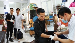 'Người hùng' Nguyễn Ngọc Mạnh băng bó tay phải vì chấn thương sau pha cứu cháu bé rơi từ tầng 13 chung cư