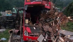 Thông tin bất ngờ về xe tải Lào gây tai nạn 3 người chết ở Hòa Bình