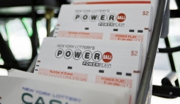 Người đàn ông số đỏ nhất năm: 2 lần trúng độc đắc vì nuôi 1 dãy số suốt 12 năm