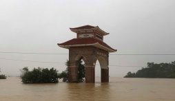 Mưa lũ làm 5 người chết, hơn 15.000 nhà ở miền Trung bị ngập