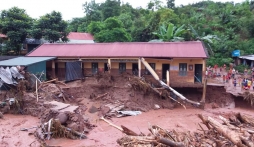 Lũ quét cuồn cuộn cuốn trôi nhiều nhà cửa tại Điện Biên, 3 xã bị cô lập