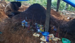 Sạt lở đất ở Quảng Nam: Tang thương những ngôi mộ đắp vội, nữ sinh mồ côi cả cha lẫn mẹ sau 1 đêm