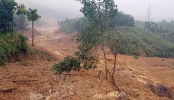 Quảng Ngãi: Một ngôi làng chìm trong đất đá sau tiếng nổ lớn