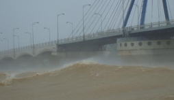 Bão số 13 khó lường: Đà Nẵng cho học sinh, NLĐ nghỉ ở nhà, yêu cầu người dân không ra đường