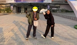 Nhật Lê cầm tấm biển 'Hải quay xe', nở nụ cười tươi rói bên trai lạ khiến dân tình tò mò