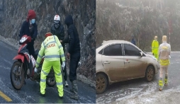 CSGT tỉnh Lào Cai, Lai Châu cấm ô tô lên đèo Ô Quy Hồ ngắm băng tuyết