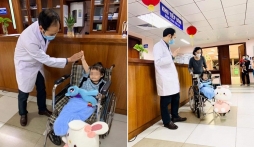 Bé gái rơi từ tầng 13 chung cư ở Hà Nội vui vẻ chào mọi người trong ngày xuất viện