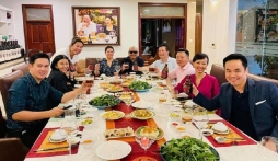 'Bữa tiệc bạc tỷ' của dàn Shark: Tưởng cá mập, tôm hùm lên mâm hoá ra cũng ăn gà luộc bình dân