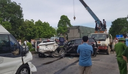 Thanh Hoá: Xe bồn lao thẳng vào các xe dùng đèn đỏ, 7 ô tô bị hư hại nghiêm trọng