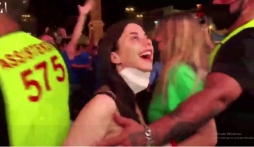 Nữ CĐV xinh đẹp 'đi bão' mừng Italia vô địch EURO 2020, bàn tay hư của nam cảnh sát gây chú ý