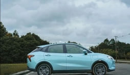 Mẫu xe điện Trung Quốc mang phong cách Tesla, giá chỉ 354 triệu đồng