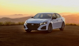 Nissan Altima 2023 chính thức công bố giá bán gây bất ngờ