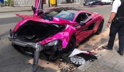 McLaren hồng biến dạng khi 'hôn vội' Volkswagen Golf trên đường