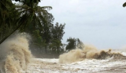 Tin bão khẩn cấp: Bão số 5 giật cấp 13 đổi hướng gây mưa lớn cho miền Trung