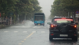 Bão số 5 suy yếu thành áp thấp nhiệt đới, gây mưa lớn cho Đà Nẵng đến Bình Định