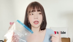 Nữ youtuber xinh đẹp ngã ngửa khi phát hiện 'dung dịch lạ' trong lúc review đồ dành cho chị em phụ nữ