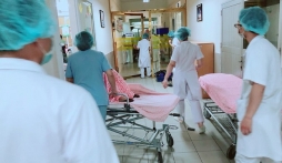 Ngỡ ngàng mẹ nữ sinh lớp 7 đẻ rơi trong nhà vệ sinh cũng từng đẻ con khi mới... 14 tuổi?