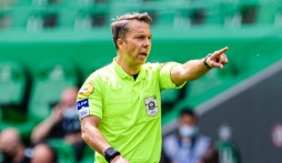 Trọng tài hàng đầu Ligue 1 qua đời trên sân tập