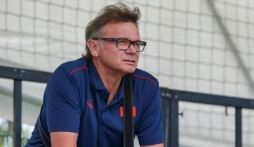 Lịch trình bận rộn với bóng đá Việt Nam của HLV Troussier trong tháng 3