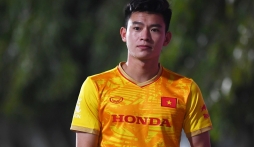 Sao U22 Việt Nam nhận tin buồn, bật khóc ngay trên sân tập