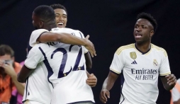 Video: Real Madrid đánh bại Man Utd bằng 2 siêu phẩm