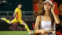 Vợ Tây của Bùi Tiến Dũng đến sân cổ vũ chồng, nhan sắc gây chú ý