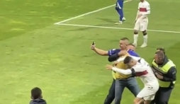 Video: Siêu sao Ronaldo bị người đàn ông lạ mặt tấn công ngay trên sân