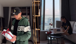 Văn Lâm phấn khích khi được bạn gái tặng quà Giáng sinh sớm