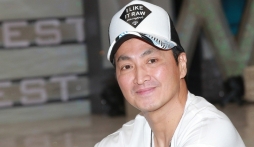 'Triển Chiêu' Hà Gia Kính thoát cảnh 'cơm chan nước mắt' nhờ bỏ nghiệp diễn