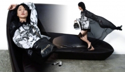 Châu Tấn khoe chân thon và nụ cười lan tỏa, nhan sắc U50 được fan khen nức nở