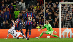 HLV Ten Hag và Xavi bất bình với những quyết định khó hiểu của các trọng tài 