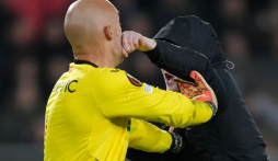 Thủ môn Sevilla bị CĐV đấm vào mặt sau trận thua PSV