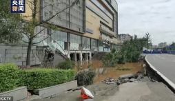 Hố 'tử thần' nuốt chửng 21 xe ô tô tại Trung Quốc sau mưa lớn