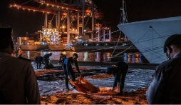 Máy bay Indonesia rơi làm rung chuyển làng chài nhỏ