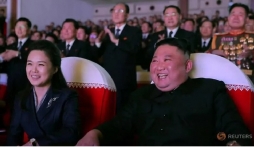 Vợ Kim Jong-un tái xuất sau 1 năm, bức ảnh chụp có điểm đáng ngờ