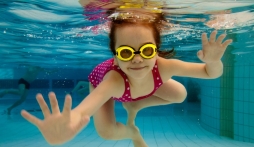 Cho trẻ học bơi và những điều bố mẹ cần biết