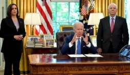 Đúng Ngày Chiến thắng, Biden ký đạo luật 'trao gươm báu' cho Ukraine